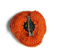 Épingle Coquelicot Orange Fait Main – Boutonnière Florale au Crochet