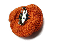 Épingle Coquelicot Orange Fait Main – Boutonnière Florale au Crochet