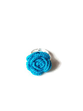 Anello Regolabile con Rosa Turchese all'Uncinetto - Gioielli Floreali