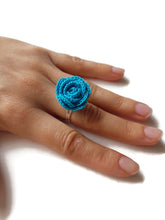 Anello Regolabile con Rosa Turchese all'Uncinetto - Gioielli Floreali