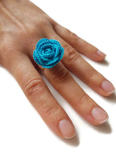 Anello Regolabile con Rosa Turchese all'Uncinetto - Gioielli Floreali