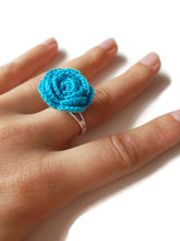Anello Regolabile con Rosa Turchese all'Uncinetto - Gioielli Floreali