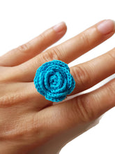 Anello Regolabile con Rosa Turchese all'Uncinetto - Gioielli Floreali