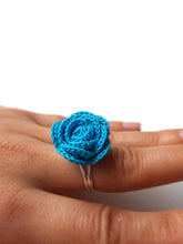 Anello Regolabile con Rosa Turchese all'Uncinetto - Gioielli Floreali