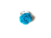 Anello Regolabile con Rosa Turchese all'Uncinetto - Gioielli Floreali