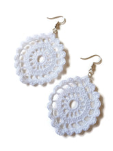 Orecchini pendenti in pizzo bianco all’uncinetto fatti a mano