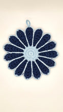 Blaues und hellblaues gehäkeltes Blumen-Topflappen-Set aus Baumwolle