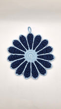 Blaues und hellblaues gehäkeltes Blumen-Topflappen-Set aus Baumwolle