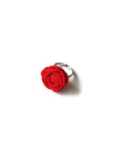 Anillo Rosa Roja Hecho a Mano – Ajustable, Joya Artesanal de Crochet, Regalo para Ella