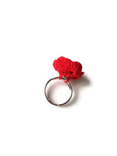 Anillo Rosa Roja Hecho a Mano – Ajustable, Joya Artesanal de Crochet, Regalo para Ella