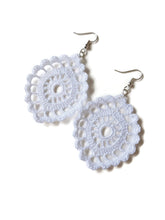 orecchini artigianali ovali bianchi creati con uncinetto