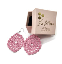 Orecchini in merletto rosa all'uncinetto con monachelle anallergiche in prezioso Argento 925, ideali per donne e ragazze