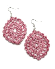 Orecchini pendenti ovali in pizzo rosa confetto, un accessorio leggero e romantico in stile barocco siciliano.