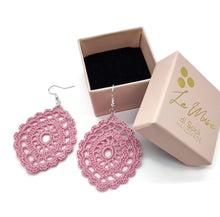 Orecchini pendenti ovali in pizzo di cotone traforato color rosa confetto, fatti a mano Le Muse di Scicli Handmade.