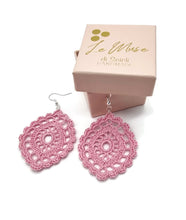 Orecchini in pizzo rosa all'uncinetto presentati all'interno della loro scatola gioiello inclusa, raffinata idea regalo artigianale.