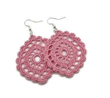 Orecchini di forma ovale creati all'uncinetto in cotone rosa confetto per donne e ragazze