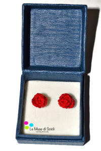 Boucles d'oreilles puces roses rouges