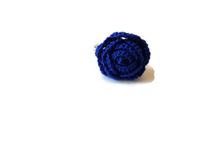 Anello in blu elettrico a forma di fiore