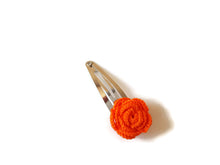 Pasador naranja crochet floral para bebé niña en algodón
