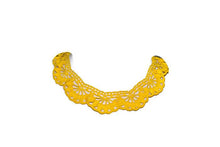 Collares de cuello de encaje amarillo