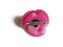 Spilla papavero rosa unisex in cotone sfumato all'uncinetto