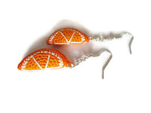 Orecchini pendenti a forma di spicchio d'arancia fatti all'uncinetto in cotone, collezione agrumi Le Muse di Scicli Handmade.